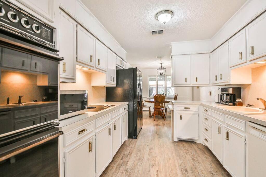 Hot Tub, Privacy, Sleeps 11 & Tons Of Space! Lubbock Exterior foto