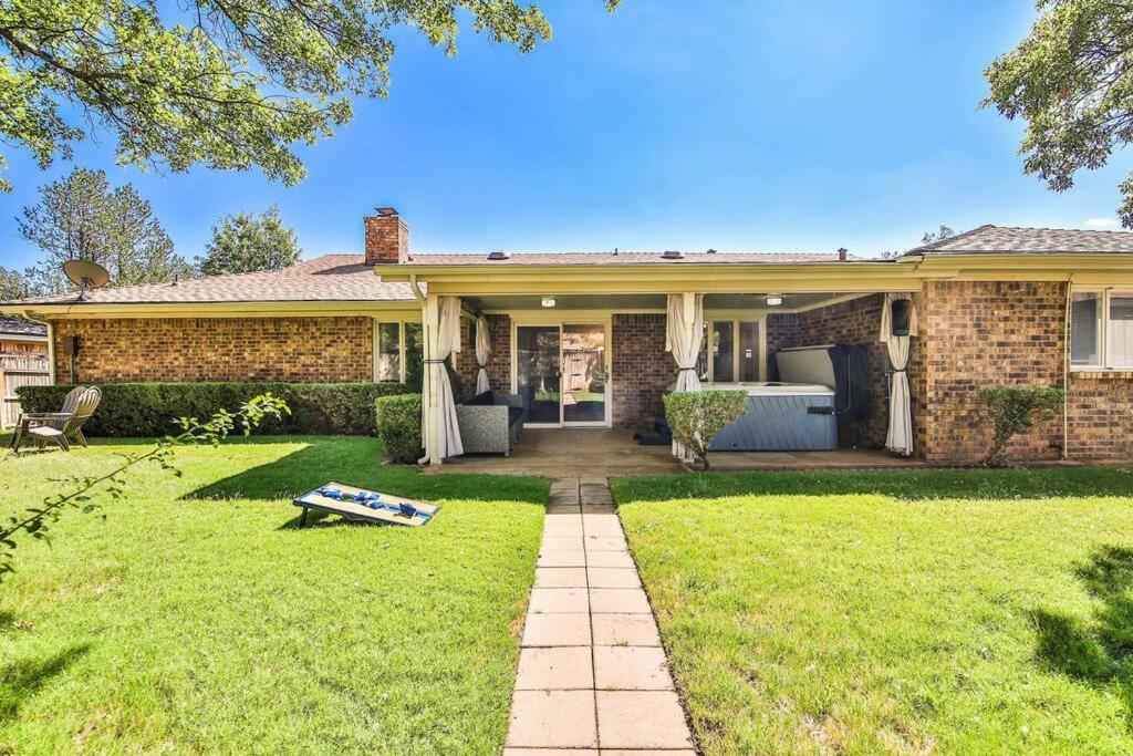 Hot Tub, Privacy, Sleeps 11 & Tons Of Space! Lubbock Exterior foto