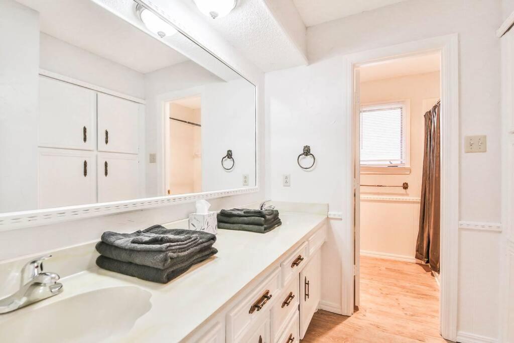 Hot Tub, Privacy, Sleeps 11 & Tons Of Space! Lubbock Exterior foto