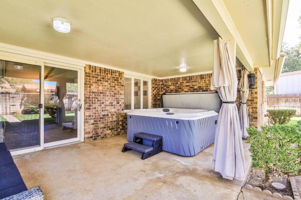 Hot Tub, Privacy, Sleeps 11 & Tons Of Space! Lubbock Exterior foto