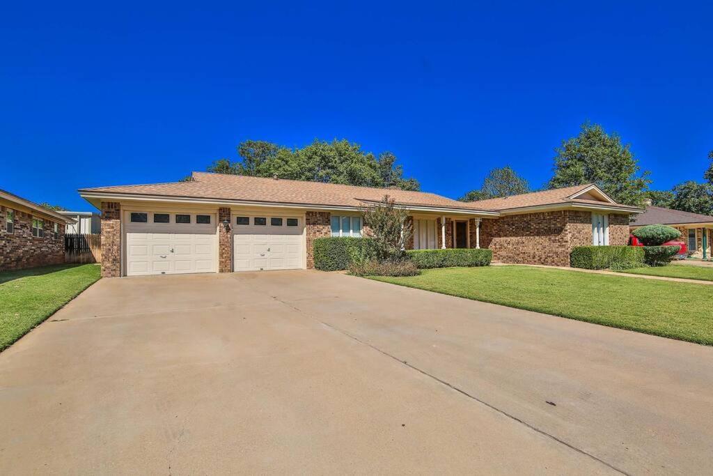 Hot Tub, Privacy, Sleeps 11 & Tons Of Space! Lubbock Exterior foto